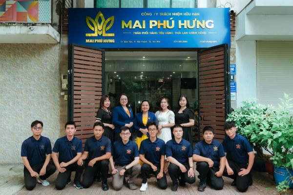 Liên Hệ 13 đội ngũ mai phú hưng đứng trước cửa văn phòng