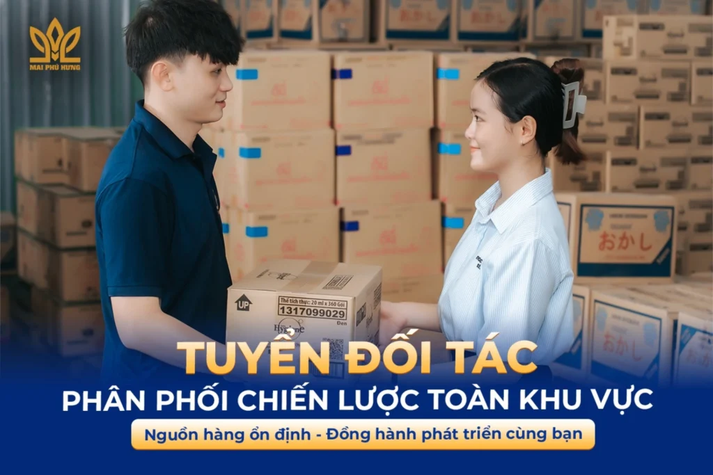 Nhân viên tại kho Mai Phú Hưng đưa thùng hàng cho khách hàng
