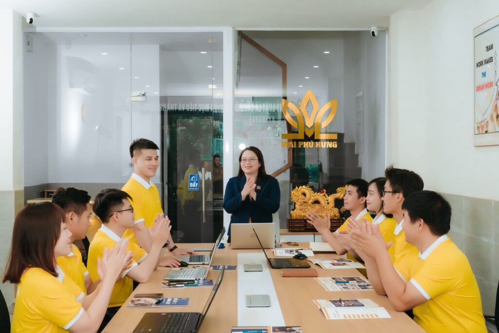 Đội ngũ Mai Phú Hưng trong văn phòng